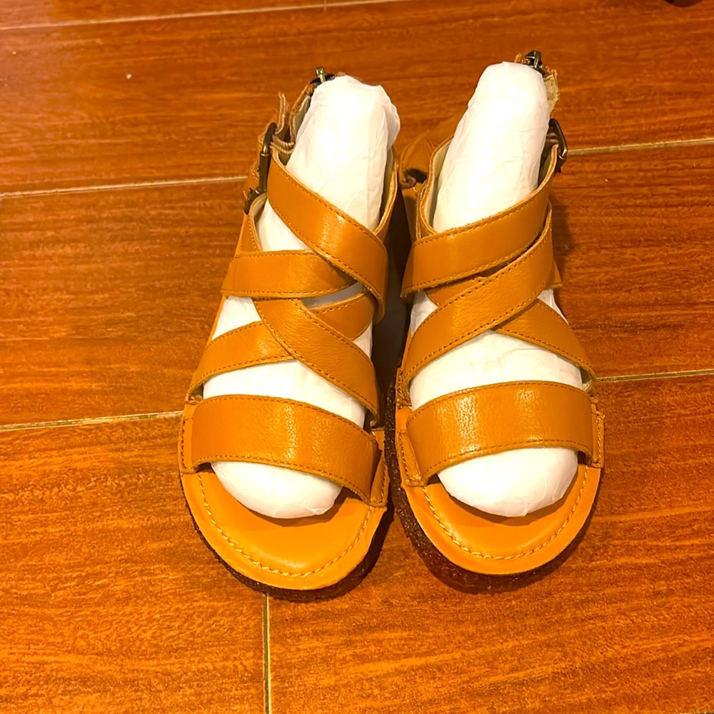 Strap sandals